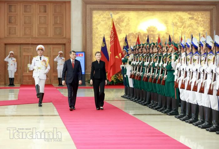 Thủ tướng Lê Minh Hưng và Thủ tướng Brigitte Haas duyệt Đội Danh dự Quân đội nhân dân Việt Nam.