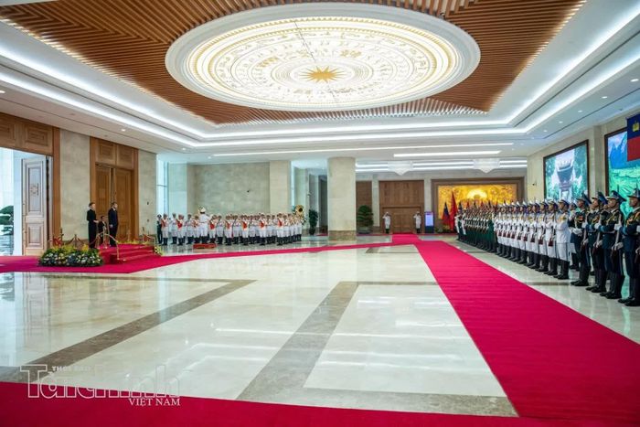 Hai nguyên thủ đứng trên bục danh dự, Quân nhạc cử Quốc thiều hai nước.