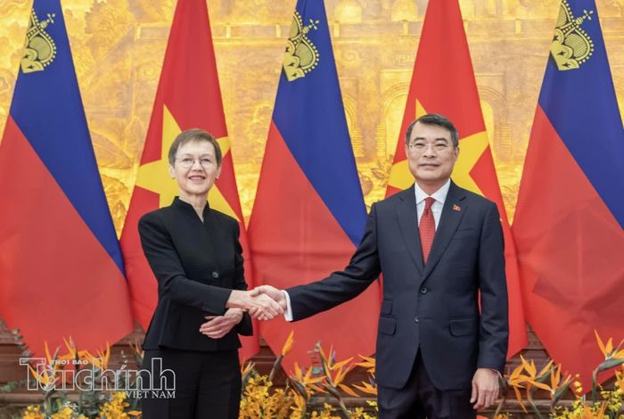 Thủ tướng Lê Minh Hưng và Thủ tướng Liechtenstein Brigitte Haas chụp ảnh chung.