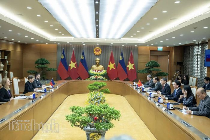 Ngay sau lễ đón, Thủ tướng Lê Minh Hưng và Thủ tướng Brigitte Haas tiến hành hội đàm.