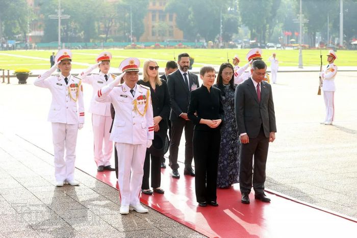 Cũng trong sáng nay, Thủ tướng Công quốc Liechtenstein Brigitte Haas đã đặt vòng hoa và vào Lăng viếng Chủ tịch Hồ Chí Minh