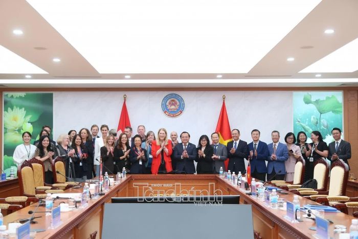 Các đại biểu chụp hình lưu niệm. Ảnh: Đức Minh