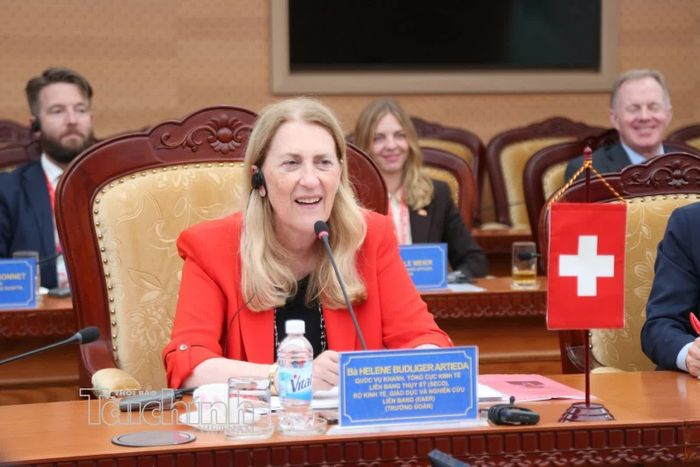 Quốc vụ khanh Bộ Kinh tế, giáo dục và nghiên cứu Thụy Sĩ Helene Budliger Artieda phát biểu