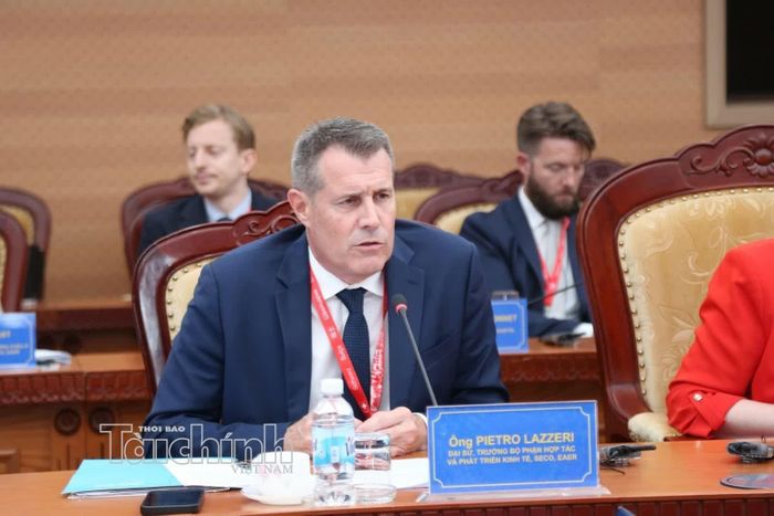 Đại sứ Thụy Sĩ Pietro Lazzeri, Trưởng ban Hợp tác và Phát triển Kinh tế Thụy Sĩ phát biểu. Ảnh: Đức Minh