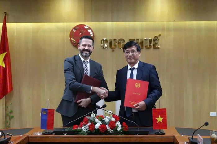 Phó Cục trưởng Đặng Ngọc Minh và Ông Panagiotis Potolidis-Beck, Vụ trưởng Vụ Các vấn đề Kinh tế và Phát triển, Bộ Ngoại giao Lích-then-xtai-in tại buổi rà soát, ký tắt dự thảo Hiệp định. Ảnh: Đức Thanh