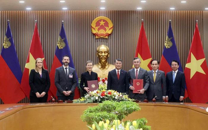 Bộ trưởng Bộ Tài chính Ngô Văn Tuấn và Thủ tướng Brigitte Haas ký Hiệp định thuế. Ảnh: Đức Thanh