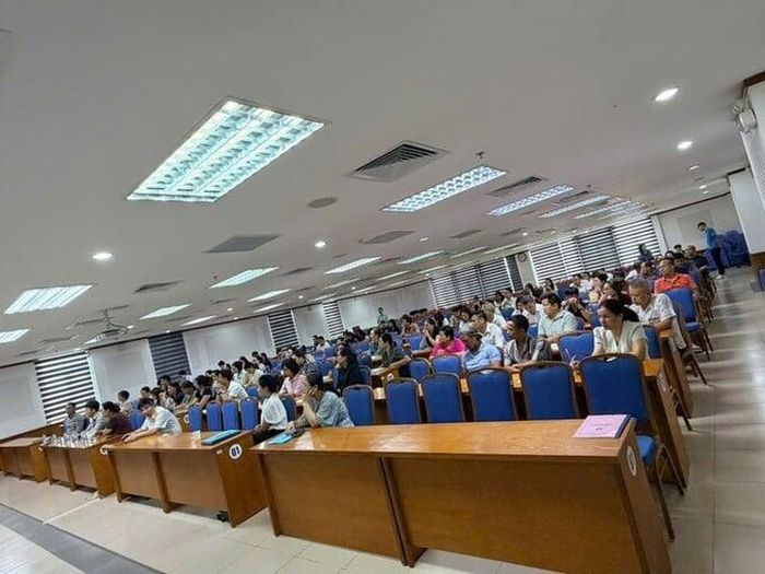  Nhiều hộ kinh doanh, cá nhân kinh doanh tham dự buổi trao đổi. 