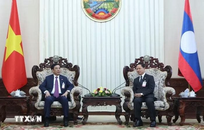 Đại tướng Phan Văn Giang, Ủy viên Bộ Chính trị, Phó Thủ tướng Chính phủ, Bộ trưởng Bộ Quốc phòng gặp Đại tướng Khamlieng Outhakaysone, Ủy viên Bộ Chính trị, Phó Thủ tướng Chính phủ, Bộ trưởng Bộ Quốc phòng Lào.