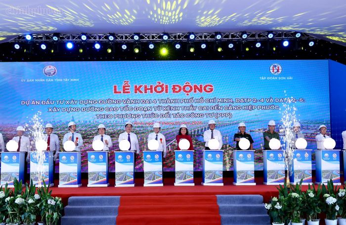 Phó Thủ tướng Thường trực Phạm Gia Túc và các đại biểu thực hiện nghi thức khởi động Dự án thành phần 2-4 và Dự án thành phần 2-5 thuộc Dự án đầu tư xây dựng đường Vành đai 4 TPHCM - Ảnh: chinhphu.vn
