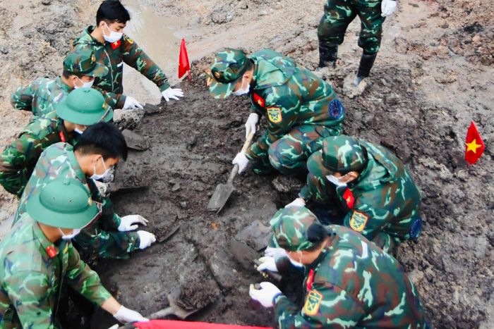 Ngày 17/10, công tác tìm kiếm, quy tập hài cốt liệt sĩ tại Khu B, Công viên Lê Thị Riêng tiếp tục được triển khai khẩn trương