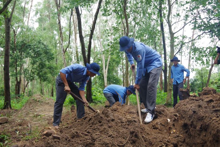 Dù thời tiết bất lợi, các Đội K92, K93 ngày đêm nỗ lực thực hiện nhiệm vụ để sớm đưa các Anh hùng Liệt sĩ về đất mẹ. Ảnh: Phương Vũ