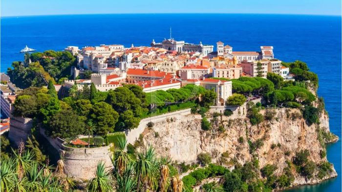 Monaco-Ville, còn được biết đến với tên gọi The Rock (khu Đá), là khu phố lịch sử lâu đời của Monaco. Nguồn: www.petrini.mc