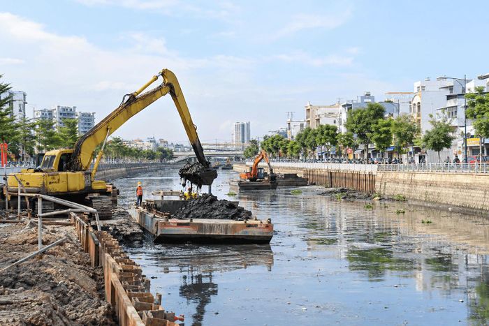 TP. Hồ Chí Minh đang rà soát phương án đầu tư, quy mô và nguồn vốn các dự án hạ tầng nhằm tăng khả năng kết nối, cải thiện thoát nước và chỉnh trang đô thị
