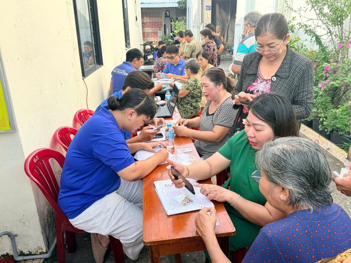 Ban điều hành Khu phố Cầu Đình phối hợp cùng các lực lượng trang bị kỹ năng số cho người dân