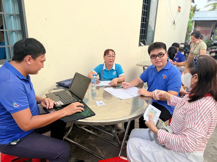 Qua các buổi hướng dẫn người dân sử dụng điện thoại thông minh, tích hợp giấy tờ vào phần mềm VNeID, cán bộ còn tuyên truyền các thủ đoạn lừa đảo qua mạng để người dân nhận biết