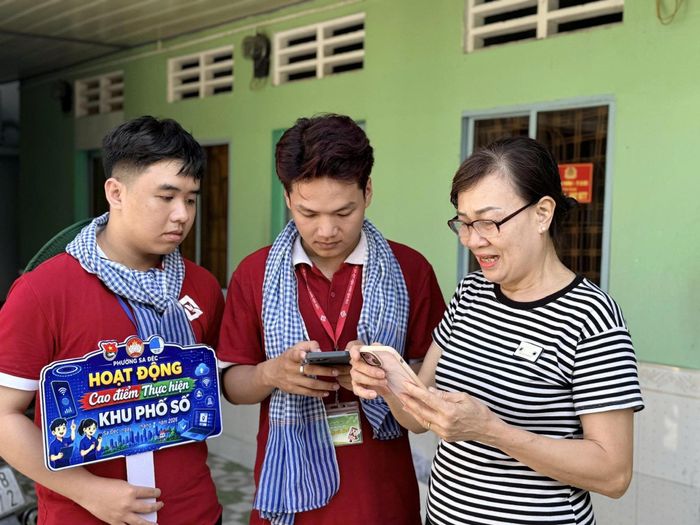 Các bạn sinh viên tình nguyện cùng tham gia hoạt động nâng cao kỹ năng số cho người dân Khu phố Cầu Đình. Nhờ đó, người dân thanh toán tiền, khám sức khỏe hoặc làm giấy tờ đều thuận lợi