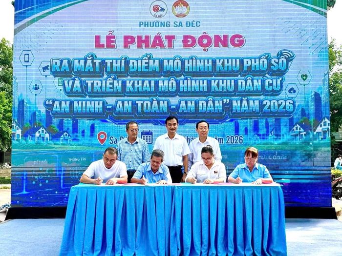 Lãnh đạo Đảng ủy, UBND và Ủy ban MTTQVN phường Sa Đéc chứng kiến các tổ chức, đơn vị liên quan ký kết bản ghi nhớ, phối hợp ra mắt thí điểm mô hình "Khu phố số" và triển khai mô hình Khu dân cư "An ninh - an toàn - an dân" năm 2026