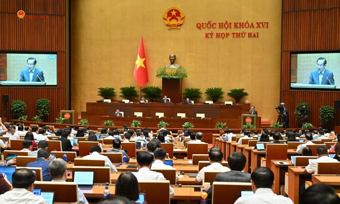 Bộ trưởng Bộ Ngoại giao Lê Hoài Trung trình bày Tờ trình về dự án Luật Thỏa thuận quốc tế (sửa đổi). Ảnh: Quang Khánh