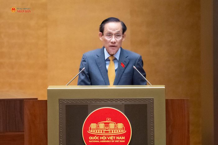 Bộ trưởng Bộ Ngoại giao Lê Hoài Trung trình bày Tờ trình về dự án Luật Thỏa thuận quốc tế (sửa đổi). Ảnh: Phạm Thắng