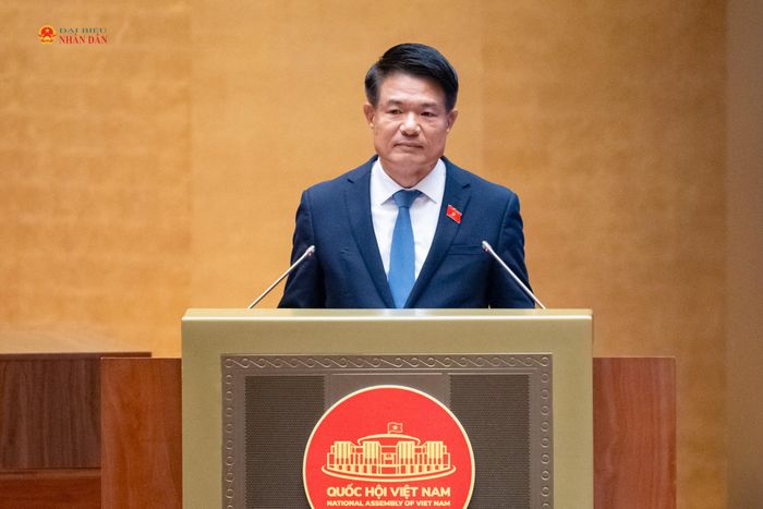 Viện trưởng Viện kiểm sát nhân dân tối cao Nguyễn Huy Tiến trình bày Báo cáo về công tác tiếp thu, giải trình và chỉnh lý dự thảo Bộ luật Tố tụng hình sự (sửa đổi); Tờ trình dự án Nghị quyết của Quốc hội về thực hiện thí điểm cơ chế thu hồi và xử lý tài sản liên quan đến tội phạm không qua kết tội. Ảnh: Phạm Thắng
