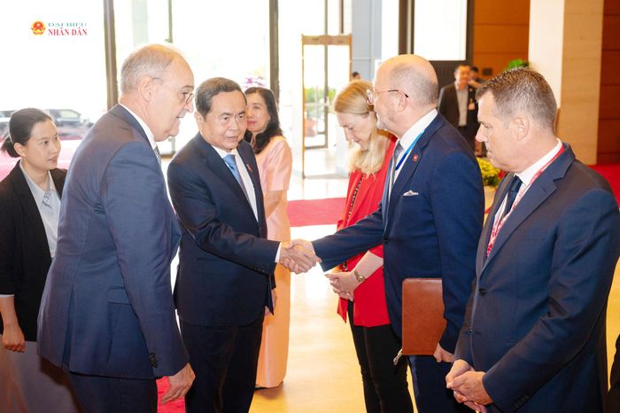 Tổng thống Liên bang Thụy Sĩ Guy Parmelin giới thiệu với Chủ tịch Quốc hội Trần Thanh Mẫn về thành viên đoàn đại biểu Thụy Sĩ. Ảnh: Phạm Thắng