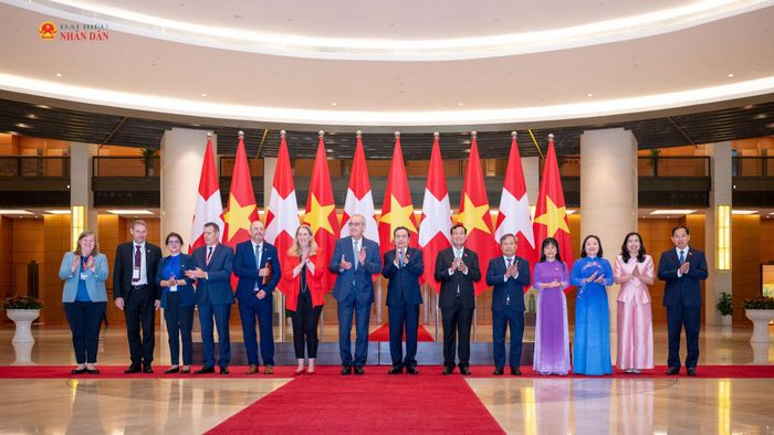 Chủ tịch Quốc hội Trần Thanh Mẫn và Tổng thống Liên bang Thụy Sĩ Guy Parmelin chụp ảnh lưu niệm cùng các đại biểu. Ảnh: Phạm Thắng