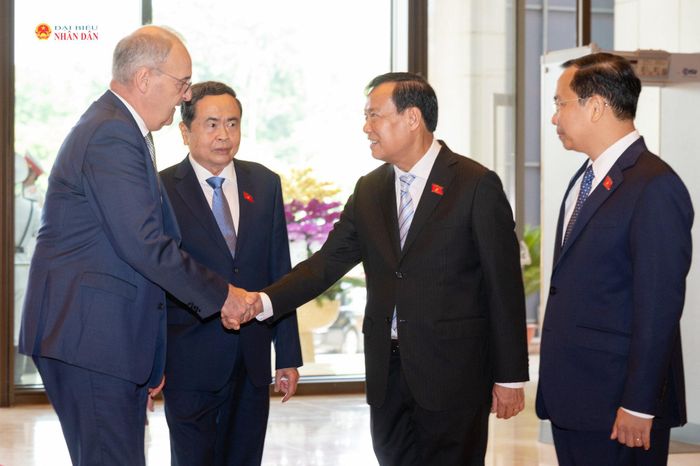 Chủ tịch Quốc hội Trần Thanh Mẫn giới thiệu với Tổng thống Liên bang Thụy Sĩ Guy Parmelin về thành viên đoàn đại biểu Việt Nam. Ảnh: Phạm Thắng