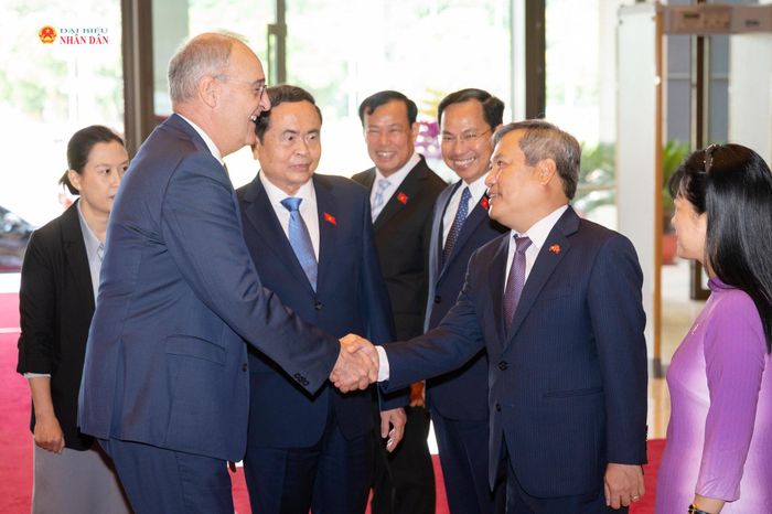Chủ tịch Quốc hội Trần Thanh Mẫn giới thiệu với Tổng thống Liên bang Thụy Sĩ Guy Parmelin về thành viên đoàn đại biểu Việt Nam. Ảnh: Phạm Thắng