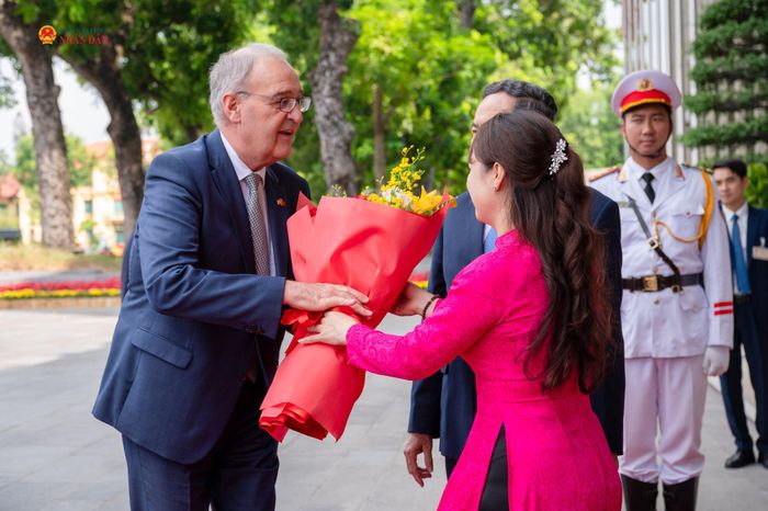 Chủ tịch Quốc hội Trần Thanh Mẫn đón Tổng thống Liên bang Thụy Sĩ Guy Parmelin. Ảnh: Phạm Thắng