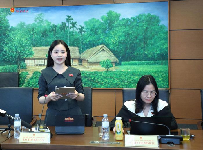 ĐBQH Lo Thị Bảo Vy (Nghệ An) phát biểu