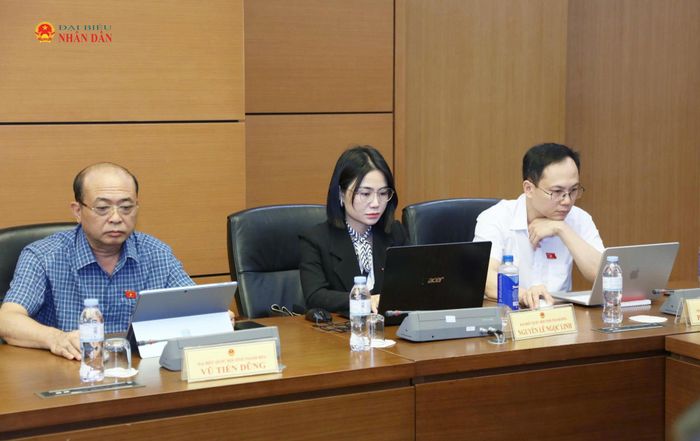 Các ĐBQH tỉnh Thanh Hóa tham dự thảo luận tổ. Ảnh: An Nhiên