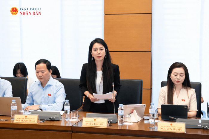 ĐBQH Đoàn Thu Hà (tỉnh Lạng Sơn) phát biểu. Ảnh Lâm Hiển
