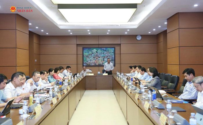 Toàn cảnh thảo luận tại Tổ 13. Ảnh: An Nhiên
