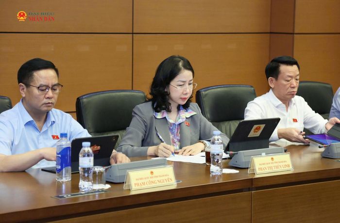 Các ĐBQH tỉnh Thanh Hóa tham dự thảo luận tổ. Ảnh: An Nhiên