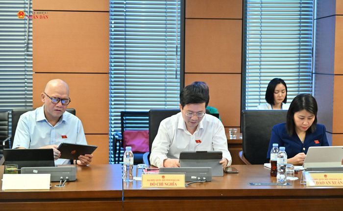 Các đại biểu Quốc hội tỉnh Đắk Lắk tham gia phiên thảo luận ở Tổ 14