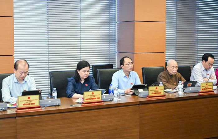 Các ĐBQH thành phố Hà Nội tham gia thảo luận Tổ 1. Ảnh: Xuân Quý