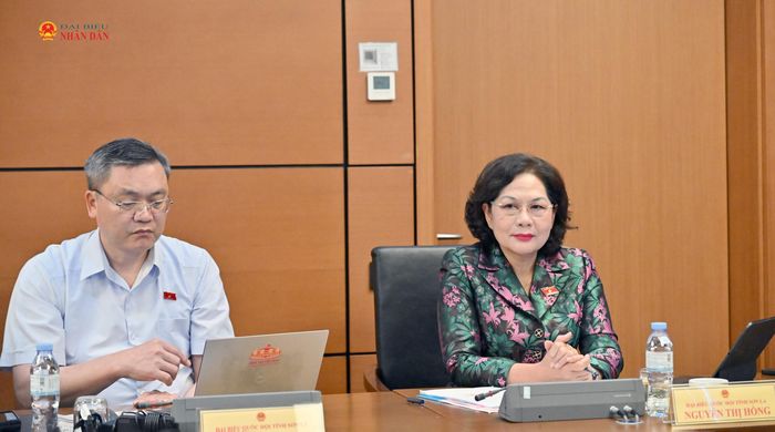 Phó Chủ tịch Quốc hội Nguyễn Thị Hồng và các đại biểu tham dự thảo luận tại tổ. Ảnh: Quang Khánh