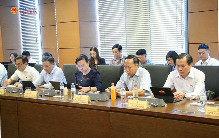 Các đại biểu tham dự thảo luận tại tổ. Ảnh: Đắc Trường