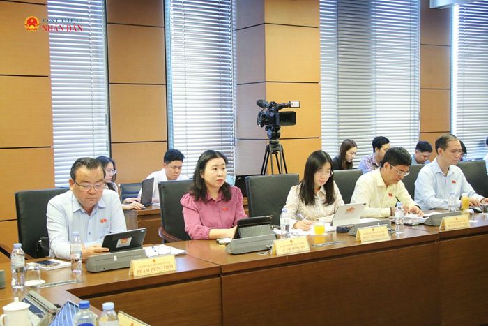 Các đại biểu tham dự thảo luận tại tổ. Ảnh: Đắc Trường