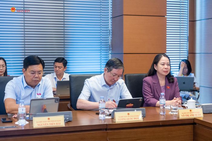 Đoàn ĐBQH tỉnh An Giang tại phiên thảo luận tổ. Ảnh: Mạnh Hưng
