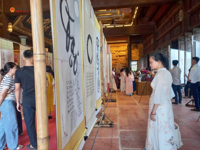 Khách tham quan triển lãm thư pháp