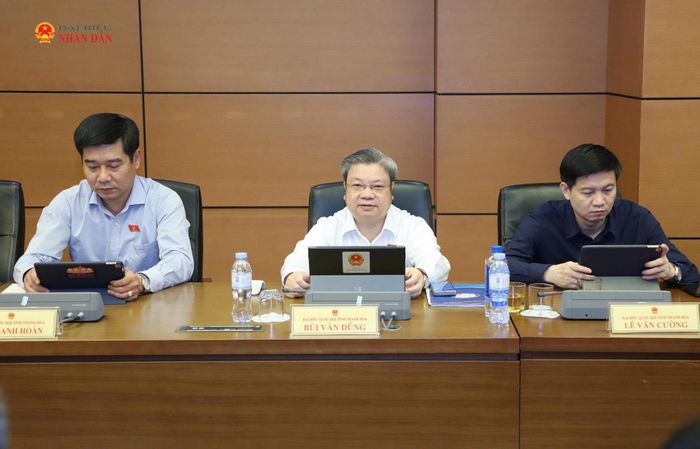 Các ĐBQH tỉnh Thanh Hóa tham dự thảo luận tổ. Ảnh: An Nhiên