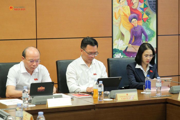 Các đại biểu dự phiên thảo luận tại Tổ 11. Ảnh Hồ Long