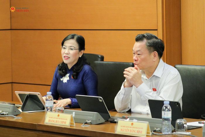 Các đại biểu dự phiên thảo luận tại Tổ 11. Ảnh Hồ Long