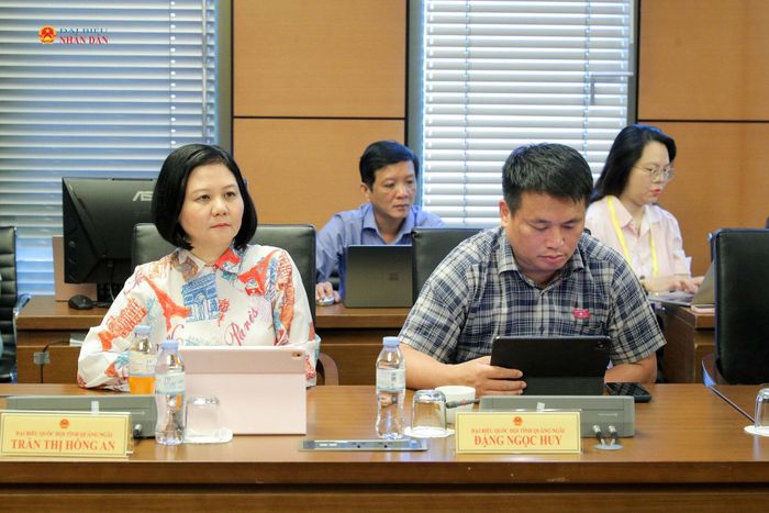 Các đại biểu dự phiên thảo luận tại Tổ 11. Ảnh Hồ Long