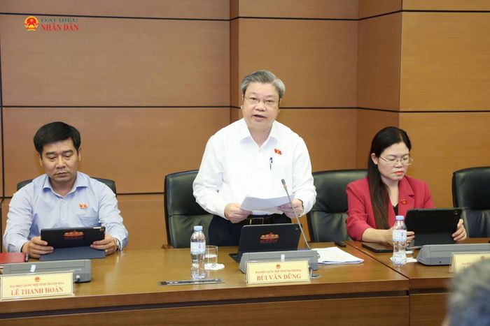 ĐBQH Bùi Văn Dũng (Thanh Hóa) phát biểu thảo luận. Ảnh: An Nhiên