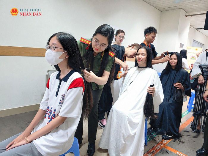 Người hiến tóc trao những lọn tóc với niềm vui được chia sẻ và tiếp thêm hy vọng cho bệnh nhân ung thư.