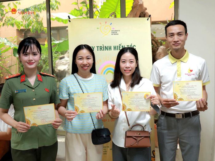 Giấy chứng nhận và lời cảm ơn trân trọng được trao gửi đến các tình nguyện viên hiến tóc tại Ngày hội.