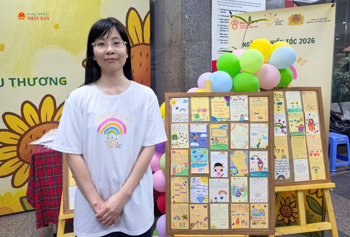 Chị Hoàng Thị Diệu Thuần - Giám đốc Mạng lưới Vì trẻ em ung thư chia sẻ tại sự kiện.