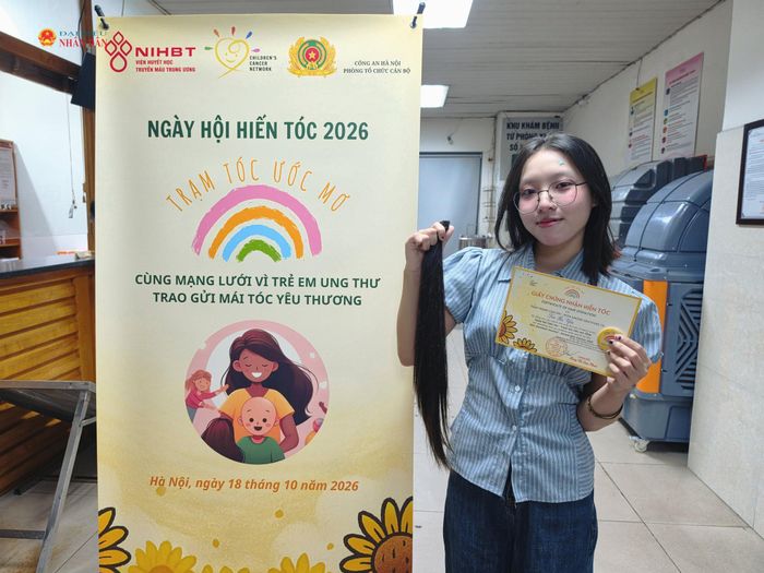 Bạn Đào Thị Yến (19 tuổi, Hà Nội) rạng rỡ sau khi hiến tặng mái tóc đã chăm sóc trong 2 năm.